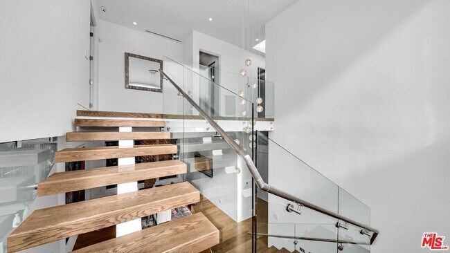 Building Photo - 507 N Gardner St