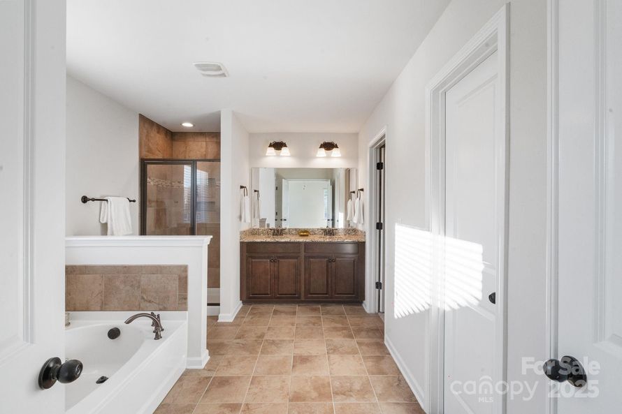 Building Photo - 2076 Waverly Ct