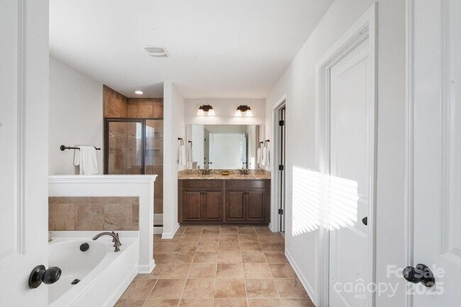 Building Photo - 2076 Waverly Ct