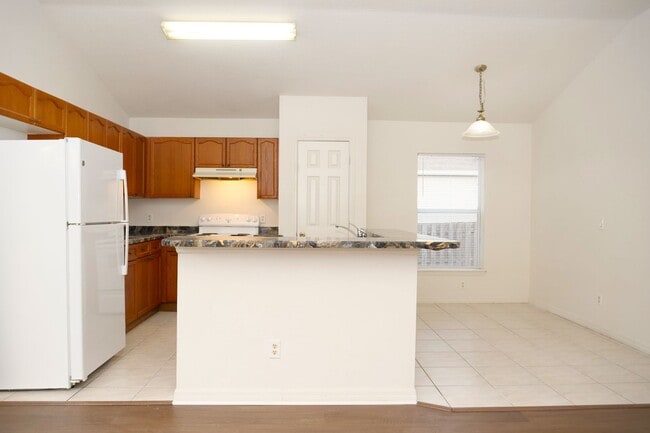 Building Photo - Spacious 4bd home available Now!