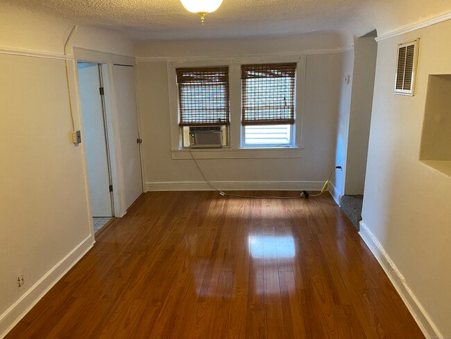 Building Photo - 1052 Main St