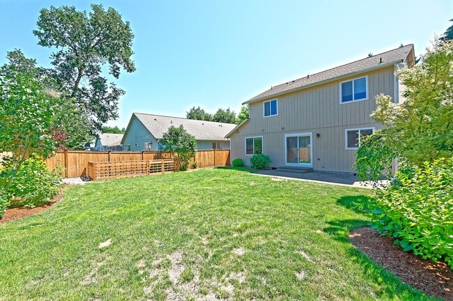 Building Photo - 4 Bedroom Home