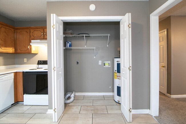 Building Photo - 924 Van Buren Ave