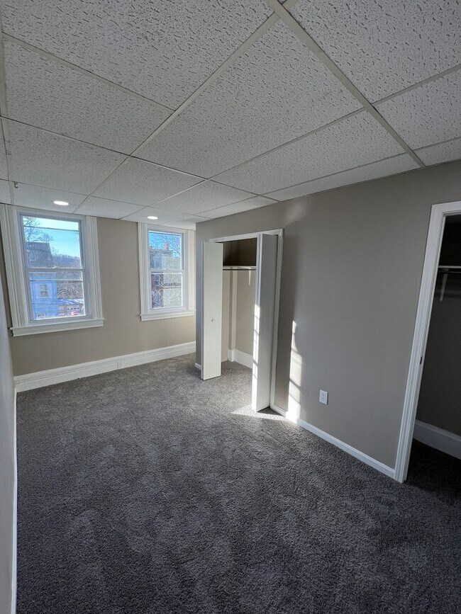 Building Photo - Newly Renovated 3 Bedroom, 1 Bathroom in Spring Hill- Central Air and Brand New Kitchen!!
