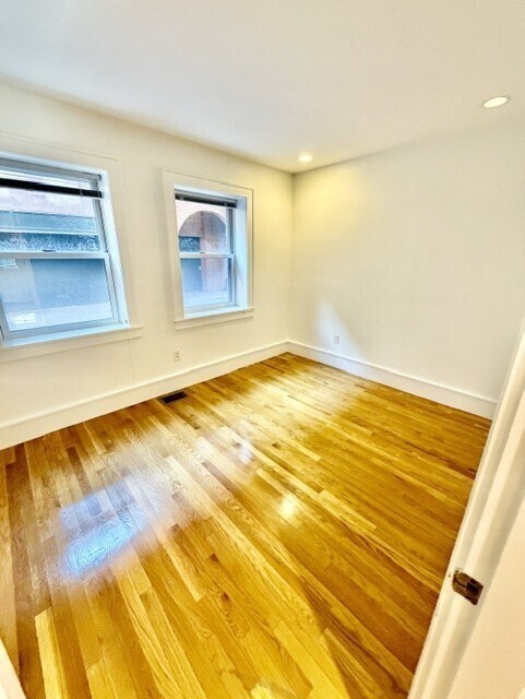 Building Photo - 11 Thacher Ct