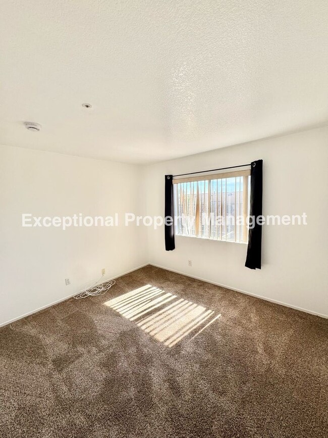 Building Photo - Ready to move in 3 bed 3 bath home