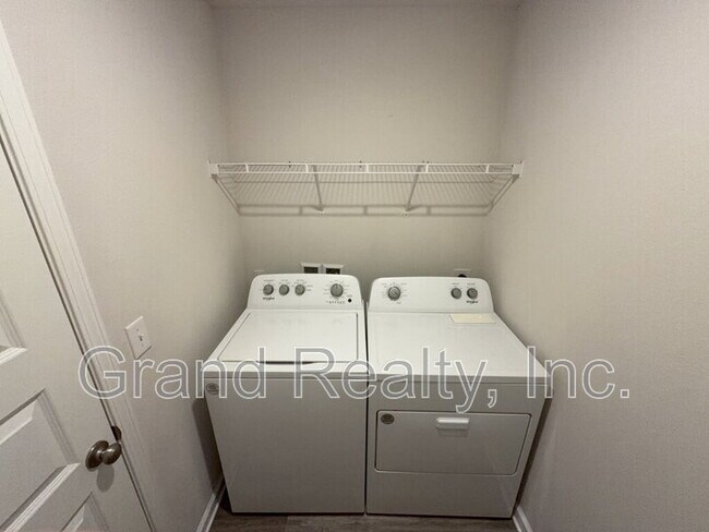 Building Photo - 5431 Peach Dr