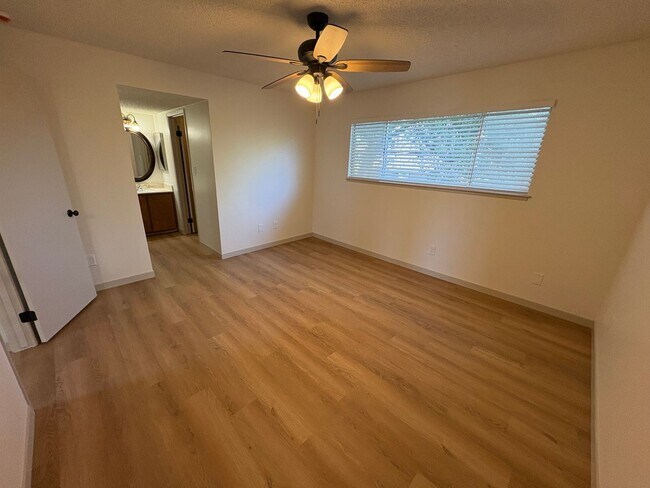 Building Photo - NewB SAC T 7558