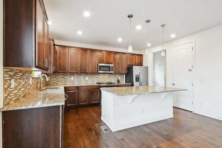 Building Photo - 8910 Azalea Ct