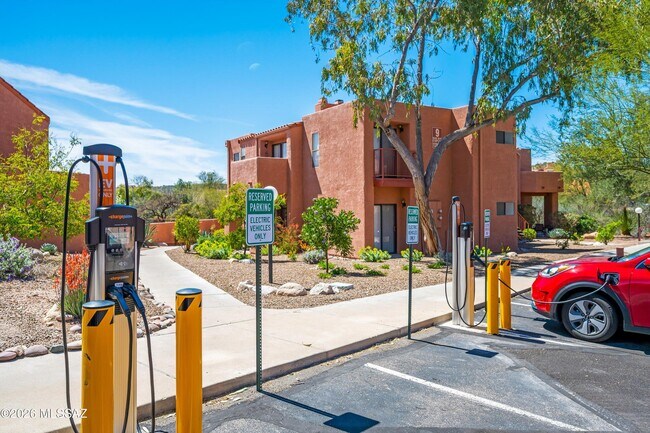Building Photo - 5051 N Sabino Canyon Rd