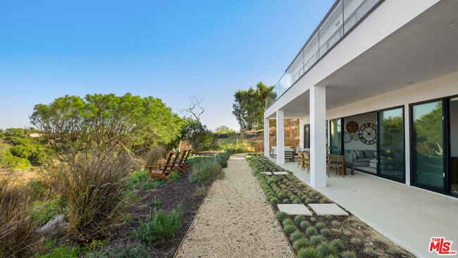 Building Photo - 6656 Dume Dr