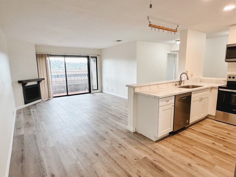 Building Photo - 10425 Caminito Cuervo