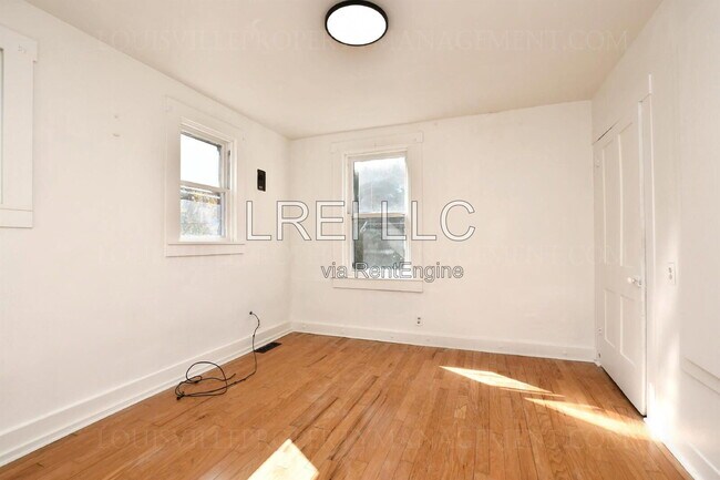 Building Photo - 515 E 11th St