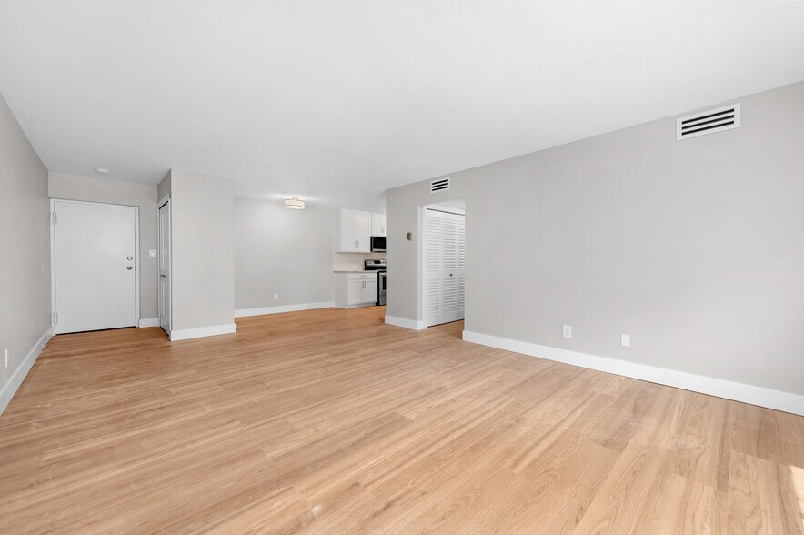 Living Room - 20333 Detroit Rd