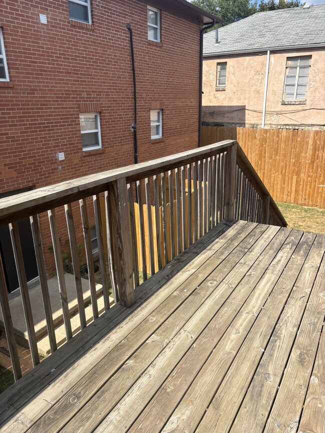 Building Photo - 1009 Lilley Ave