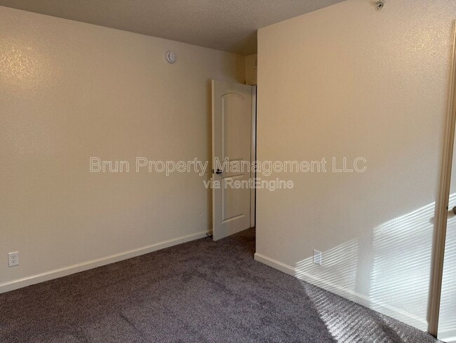 Building Photo - 516 E Red Bud Rd