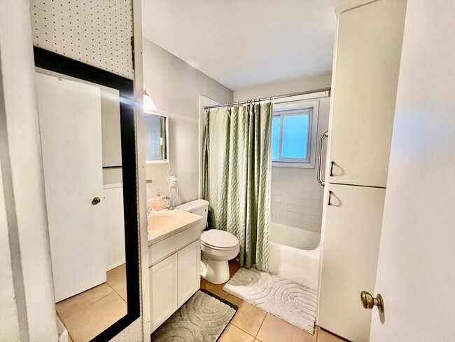 Building Photo - 3-Bedroom Home in Normal with Detached Garage & Large Backyard