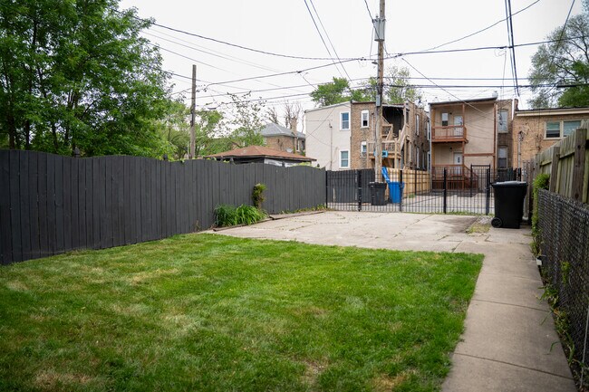Building Photo - 6611 S Rhodes Ave