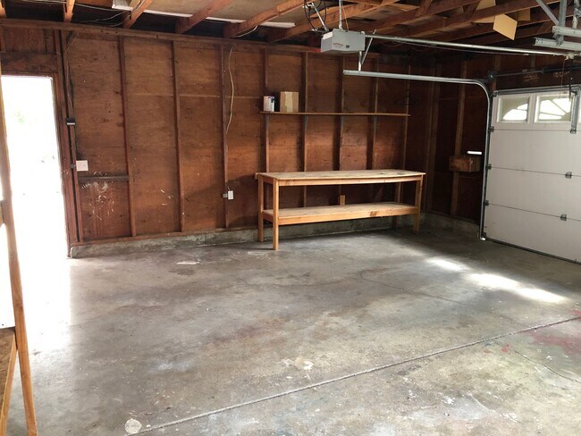 Building Photo - Updated 3 bedroom 1 1/2 bath home in a gre...