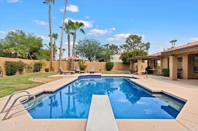 Building Photo - 10628 E Cinnabar Ave