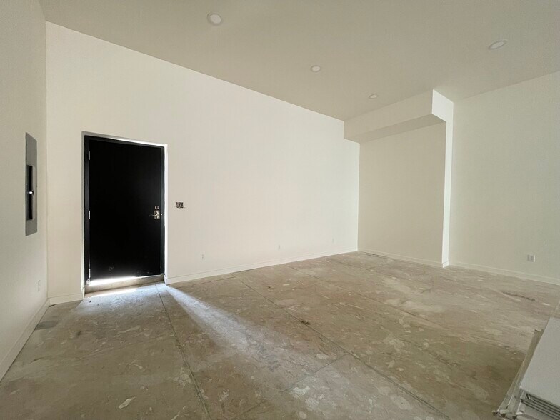 Building Photo - 911 E 5th St