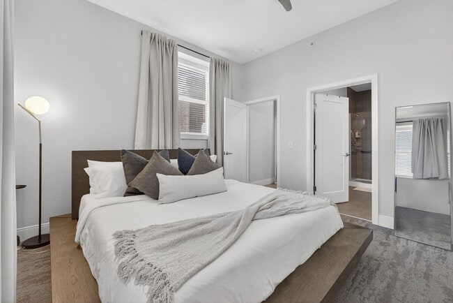 Building Photo - 1424 N Park Pl