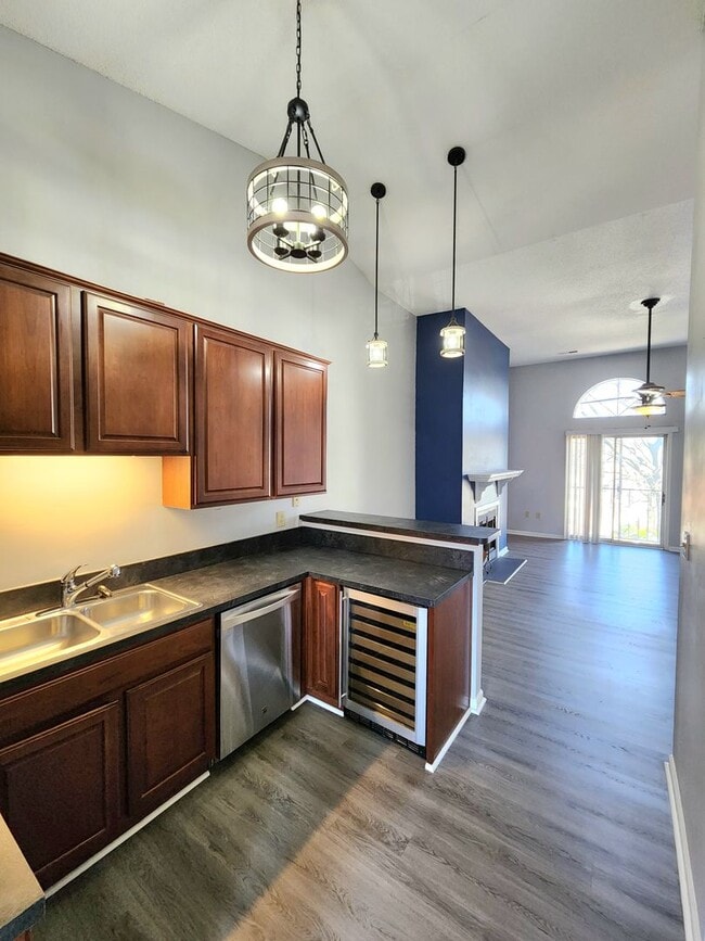 Building Photo - Top Floor Condo in Gated Community!