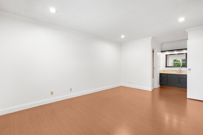 Building Photo - 6300 S Falls Cir Dr