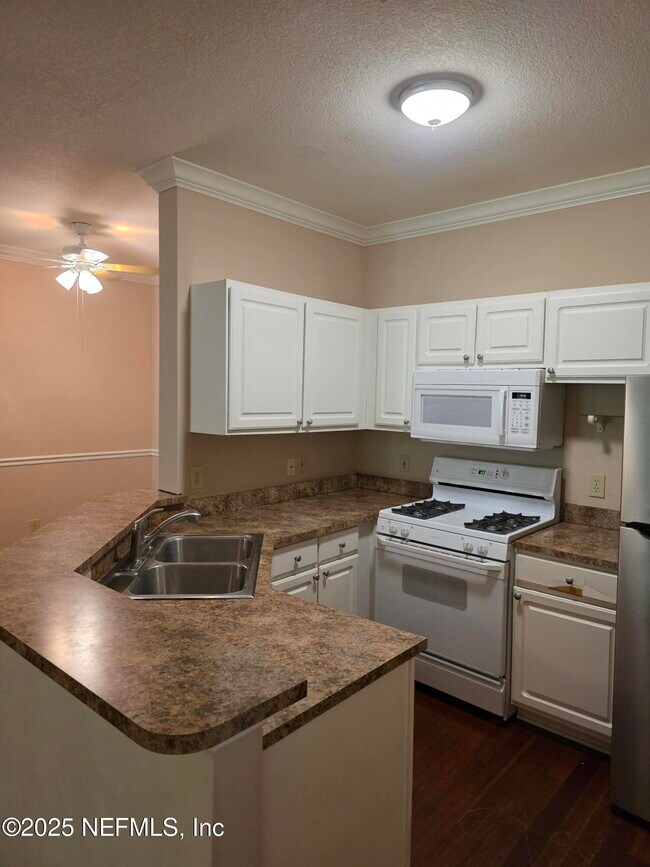 Building Photo - 13810 Sutton Park Dr N