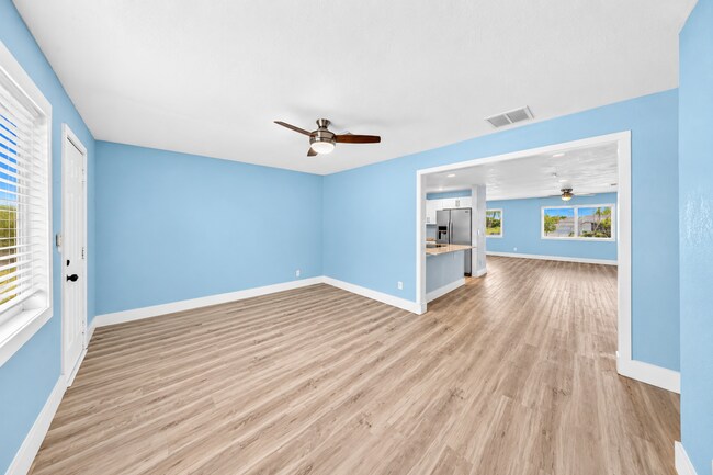 Building Photo - 115 Country Club Dr