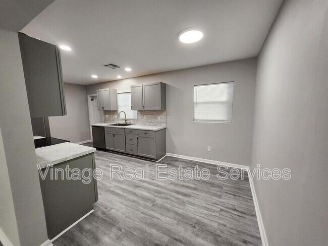 Building Photo - 306 S Mercury Ave