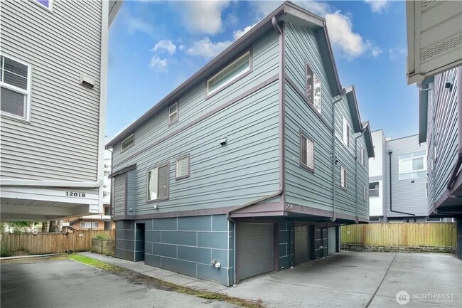 Primary Photo - Urban Townhome in Lake City – 3B/2B, Garag...