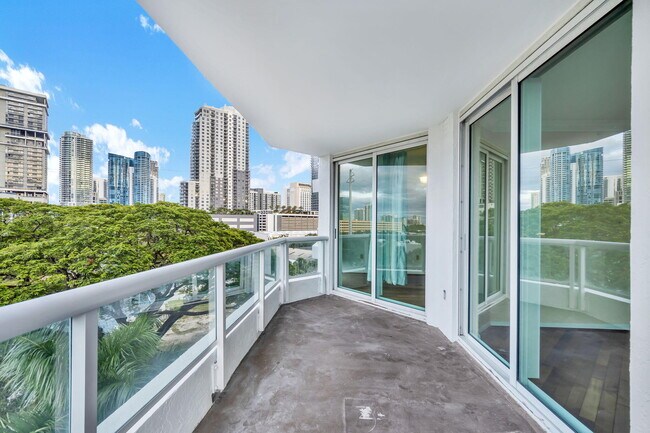 Building Photo - 401 SW 4th Ave