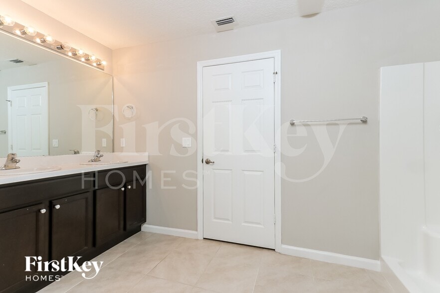 Building Photo - 1809 SW Cycle St