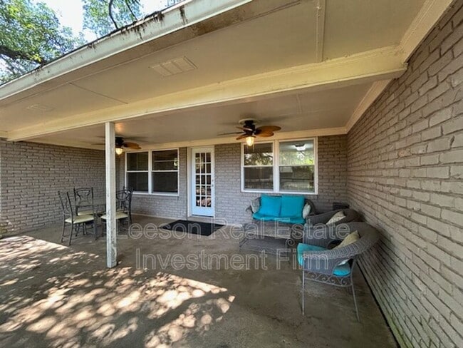 Building Photo - 241 Rossitter St