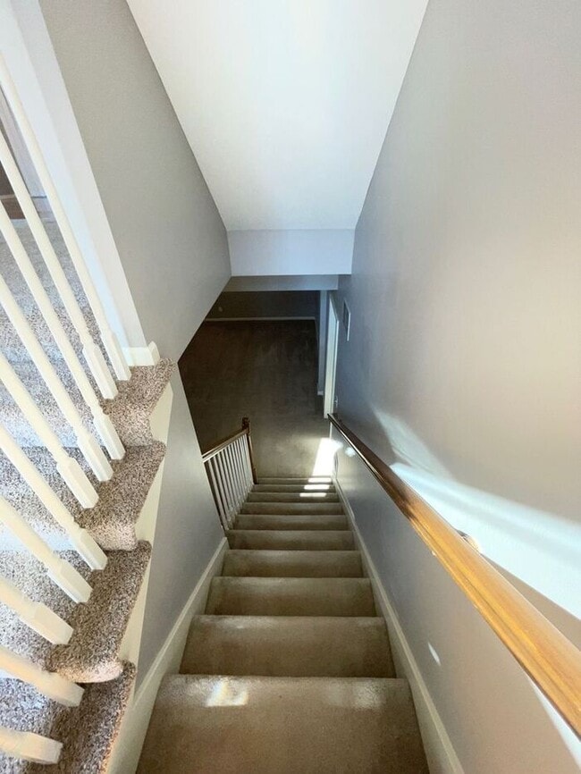 Building Photo - 5 Bedroom, 3 Bathroom California Split Sty...
