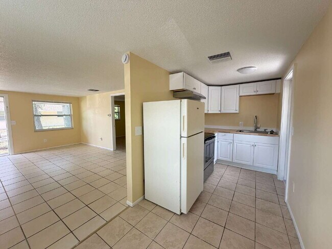 Building Photo - Cozy 1-Bed on Silver Spur Drive, Holiday FL
