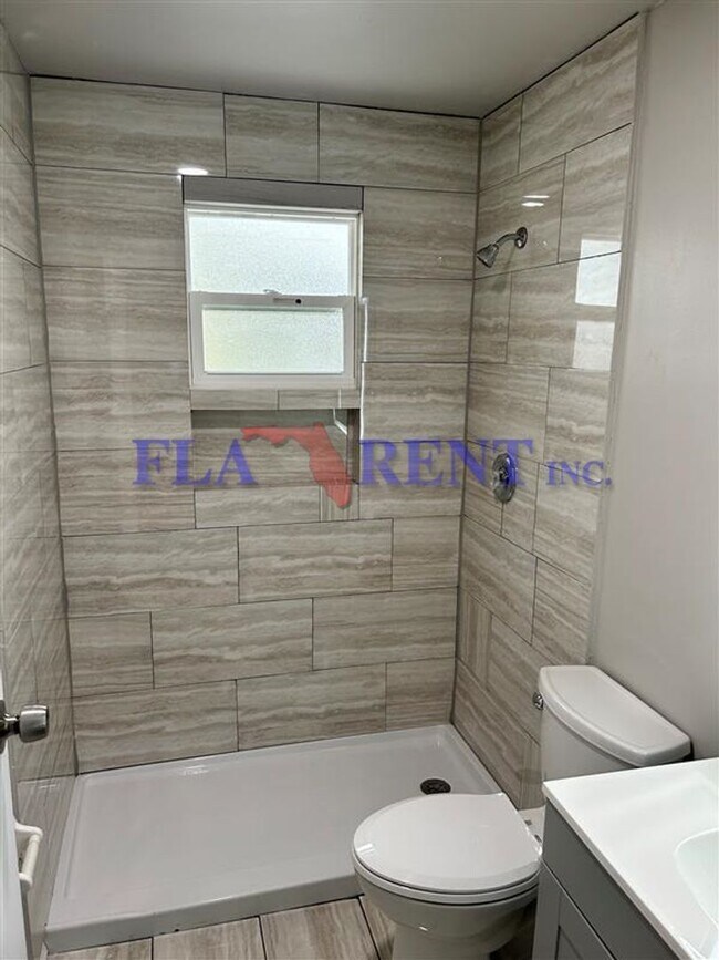 Building Photo - **3/2 lovely home with separate 1/1 In law suite**