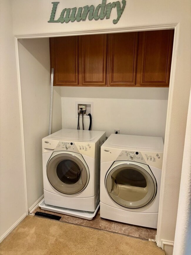 Building Photo - 1965 Oakwood Way