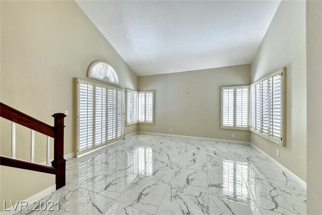 Building Photo - Gorgeous 4 bedroom home with large corner ...