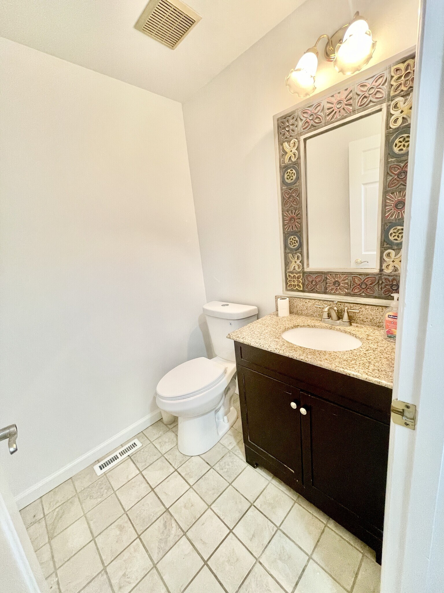 Building Photo - 1010 River Oaks Dr