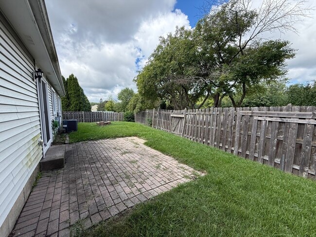 Building Photo - 1335 Fountain Green Dr