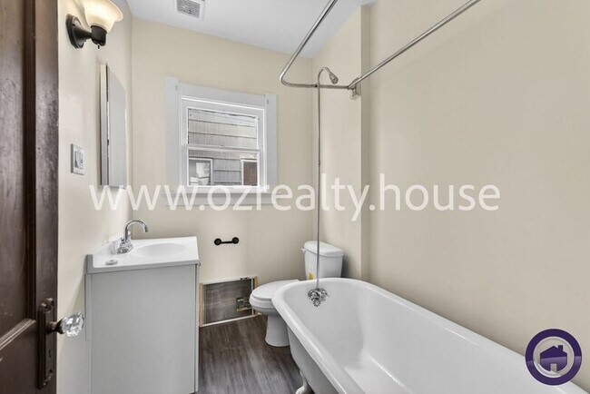 Building Photo - 834 Oak St