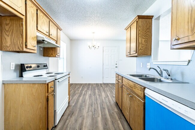Building Photo - 2 Bedroom House w Large yard
