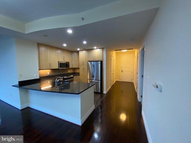Building Photo - 8220 Crestwood Heights Dr