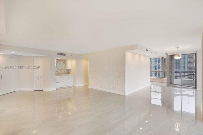 Building Photo - 3500 Mystic Pointe Dr