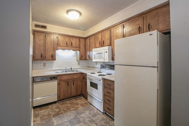 Building Photo - 807-A Golfview Place