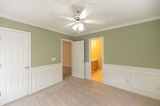 Building Photo - 111 Goldfinch Ave