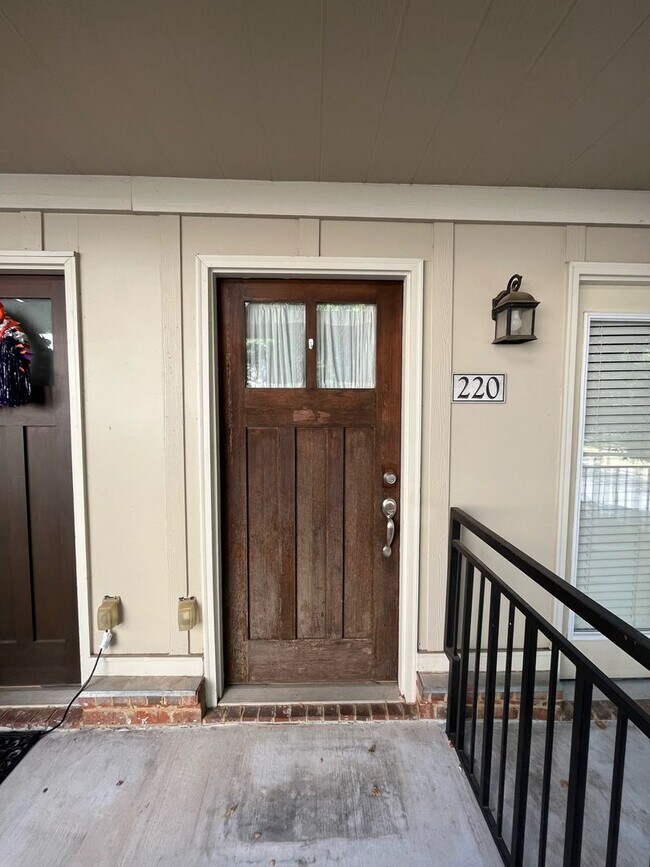 Building Photo - 220 Woodlands