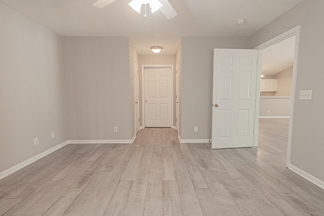 Building Photo - 4850 Meadowsweet Dr